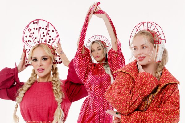 Певицы Терёшина, Калашникова и Князева поддержали тренд на кокошники